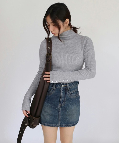 Judin(ジュディン)の「カフボタンリブハイネックプルオーバー【JD】(スウェット・レディース・アイボリー/ブラック/グレー/テラコッタ/レッド・FREE)」の3枚目の写真