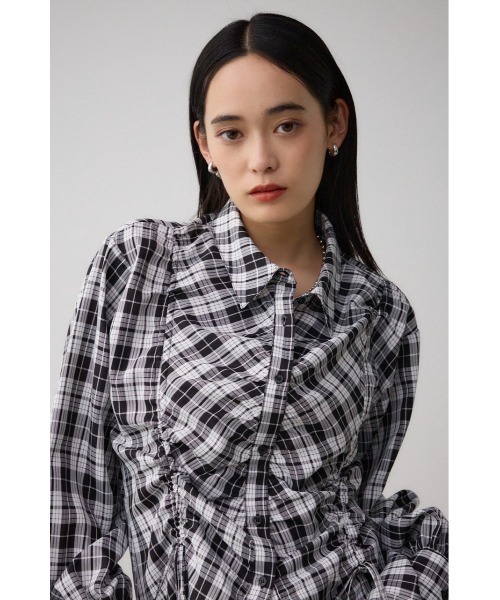 AZUL by moussy(アズールバイマウジー)の「フロントシャーリングシャツ(シャツ/ブラウス・レディース・ブラック系その他/アイボリー/グレー・FREE)」の4枚目の写真