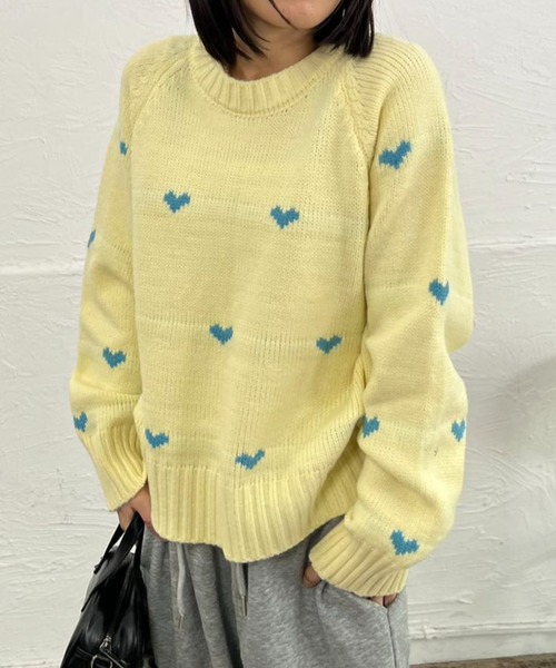 mebole(メボレ)の「ハート柄ショート丈ニット(ニット/セーター・レディース・ネイビー/イエロー/グレー/アイボリー・FREE)」の4枚目の写真