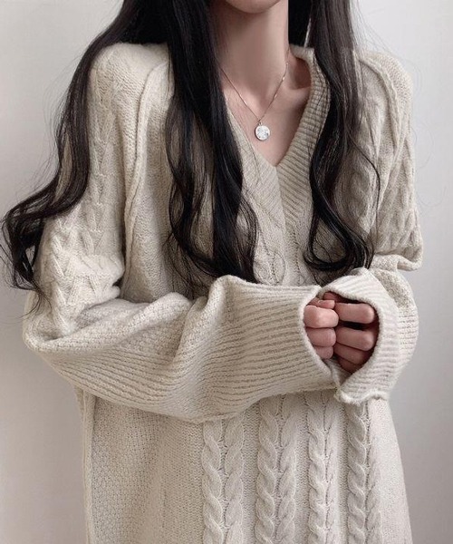 Nia(ニア)の「Nia(ニア)/ケーブル編み Vネックミニニットワンピース(ニット/セーター・レディース・アイボリー/グレー/ダークグレー/ブラウン・FREE)」の7枚目の写真