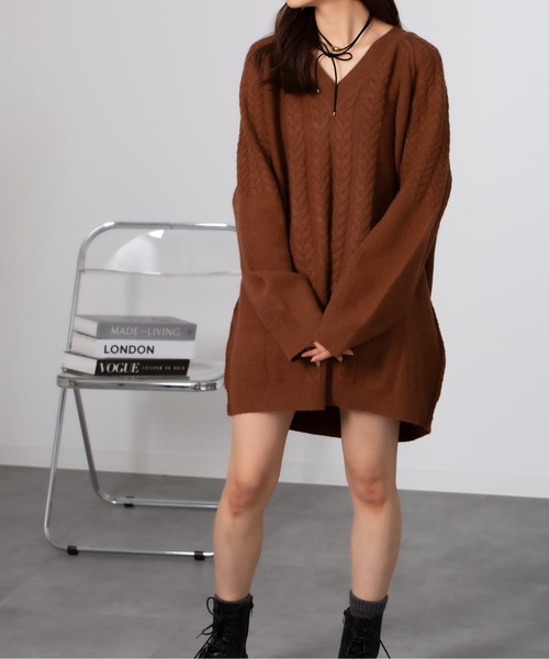 Nia(ニア)の「Nia(ニア)/ケーブル編み Vネックミニニットワンピース(ニット/セーター・レディース・アイボリー/グレー/ダークグレー/ブラウン・FREE)」の11枚目の写真