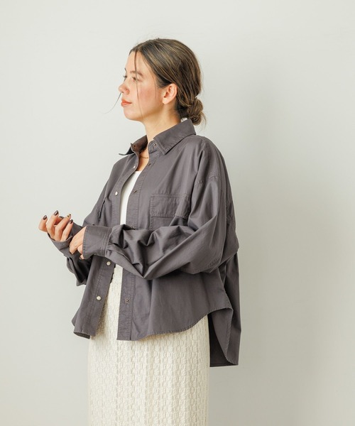 BAYFLOW（ベイフロー）の「[ショートとロングで選べる着丈]コットンボーイフレンドシャツ（シャツ/ブラウス・レディース・チャコール/カーキ/オフホワイト・SMALL/MEDIUM）」の6枚目の写真