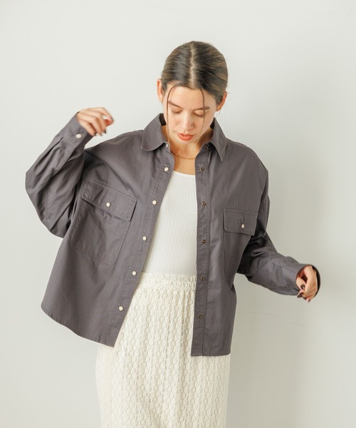 BAYFLOW（ベイフロー）の「[ショートとロングで選べる着丈]コットンボーイフレンドシャツ（シャツ/ブラウス・レディース・チャコール/カーキ/オフホワイト・SMALL/MEDIUM）」の7枚目の写真