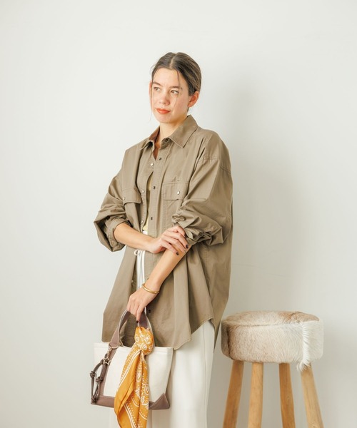 BAYFLOW（ベイフロー）の「[ショートとロングで選べる着丈]コットンボーイフレンドシャツ（シャツ/ブラウス・レディース・チャコール/カーキ/オフホワイト・SMALL/MEDIUM）」の11枚目の写真