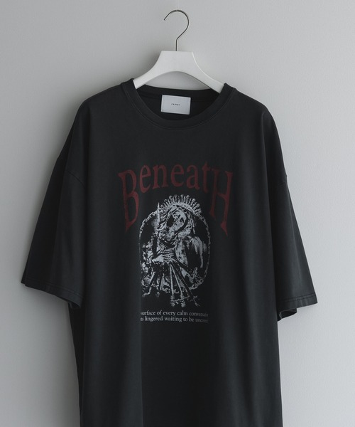 remer(リメール)の「loose vintage make pigment over Tee / ルーズヴィンテージメイクピグメントオーバーTシャツ(Tシャツ/カットソー・メンズ・ブラック系その他4/グレー系その他2/グレー系その他3/グレー系その他4/ブラック系その他2/グレー系その他/ブラック系その他/ブラック系その他3・X-SMALL/SMALL/MEDIUM/LARGE)」の2枚目の写真