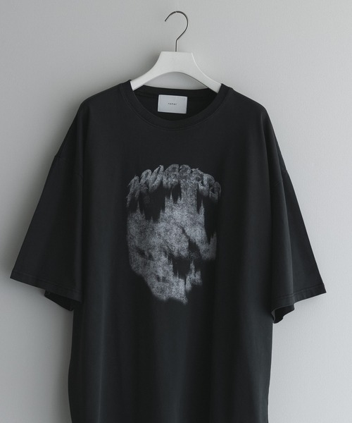 remer(リメール)の「loose vintage make pigment over Tee / ルーズヴィンテージメイクピグメントオーバーTシャツ(Tシャツ/カットソー・メンズ・ブラック系その他4/グレー系その他2/グレー系その他3/グレー系その他4/ブラック系その他2/グレー系その他/ブラック系その他/ブラック系その他3・X-SMALL/SMALL/MEDIUM/LARGE)」の3枚目の写真