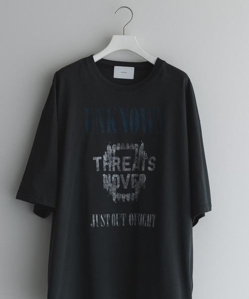 remer(リメール)の「loose vintage make pigment over Tee / ルーズヴィンテージメイクピグメントオーバーTシャツ(Tシャツ/カットソー・メンズ・ブラック系その他4/グレー系その他2/グレー系その他3/グレー系その他4/ブラック系その他2/グレー系その他/ブラック系その他/ブラック系その他3・X-SMALL/SMALL/MEDIUM/LARGE)」の4枚目の写真