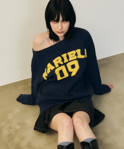 uyu.(ウユ)の「オフショルダーロゴニットプルオーバー【uyu./ウユ】(ニット/セーター・レディース・ネイビー/グレー・FREE)」の1枚目の写真