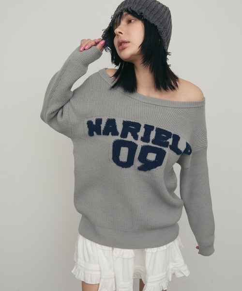 uyu.(ウユ)の「オフショルダーロゴニットプルオーバー【uyu./ウユ】(ニット/セーター・レディース・ネイビー/グレー・FREE)」の4枚目の写真