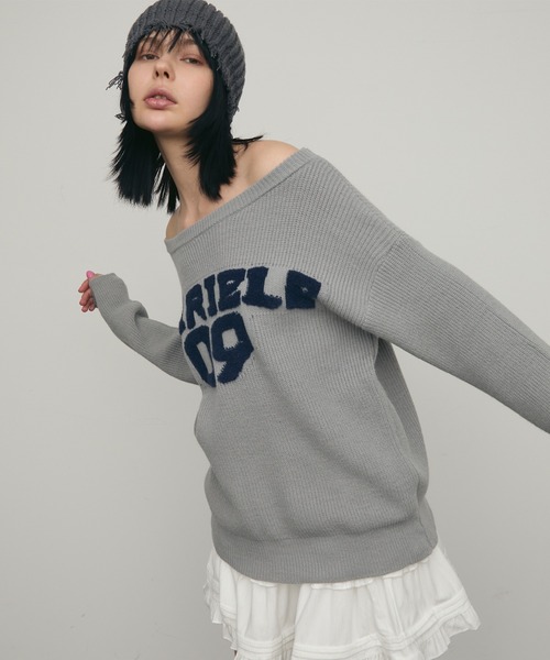 uyu.(ウユ)の「オフショルダーロゴニットプルオーバー【uyu./ウユ】(ニット/セーター・レディース・ネイビー/グレー・FREE)」の5枚目の写真