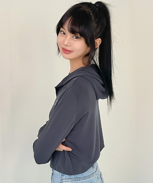 muahmuah（ムーアムーア）の「A'GEM/9 × .kom 『muah muah/ムーアムーア』 STITCH LINE CROP HOODIE/ステッチライン クロップパーカー（パーカー・レディース・ホワイト/チャコールグレー/ピンク・FREE）」の11枚目の写真