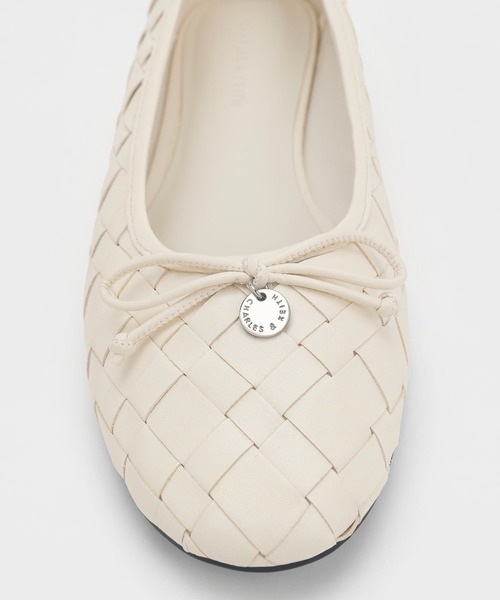 CHARLES & KEITH（チャールズ & キース）の「ウーブン ボウバレエフラット（バレエシューズ・レディース・オフホワイト/ブラック/ブラウン系その他3・25.5cm/25cm/24.5cm/23.5cm/23cm/22.5cm）」の17枚目の写真