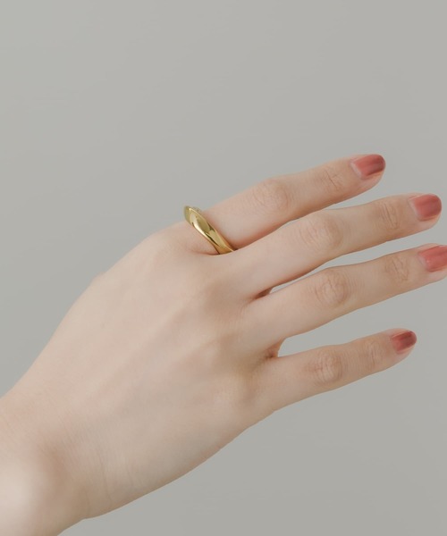 SMELLY(スメリー)の「ステンレスニュアンスツイストリング(リング・レディース・ゴールド・11号)」の2枚目の写真