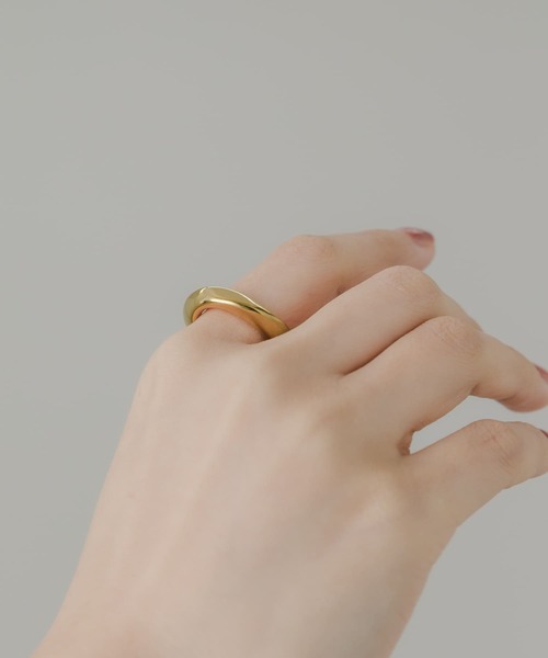 SMELLY(スメリー)の「ステンレスニュアンスツイストリング(リング・レディース・ゴールド・11号)」の3枚目の写真