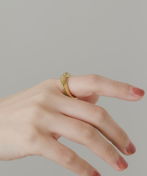 SMELLY(スメリー)の「ステンレスニュアンスツイストリング(リング・レディース・ゴールド・11号)」の4枚目の写真