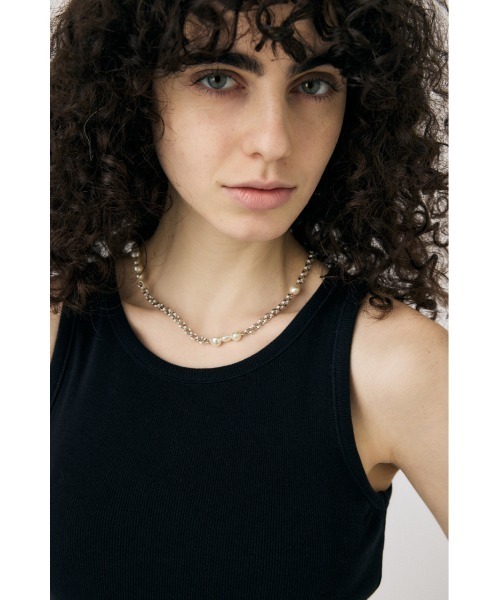 MOUSSY(マウジー)の「DISTORTED F/PEARL ネックレス(ネックレス・レディース・シルバー・FREE)」の3枚目の写真