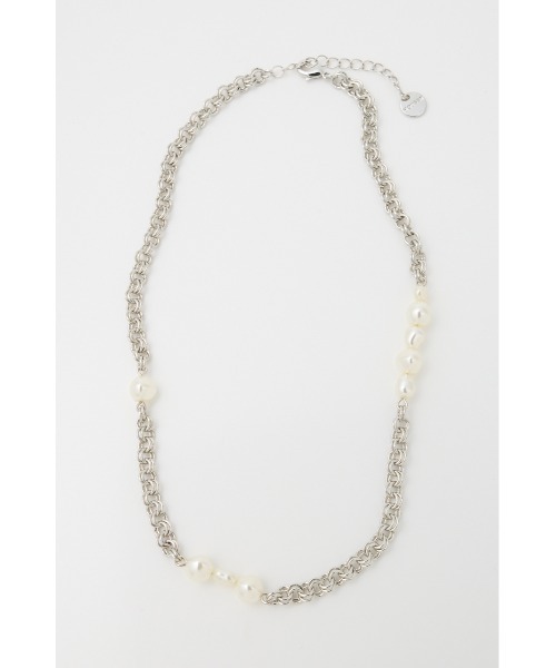 MOUSSY(マウジー)の「DISTORTED F/PEARL ネックレス(ネックレス・レディース・シルバー・FREE)」の4枚目の写真