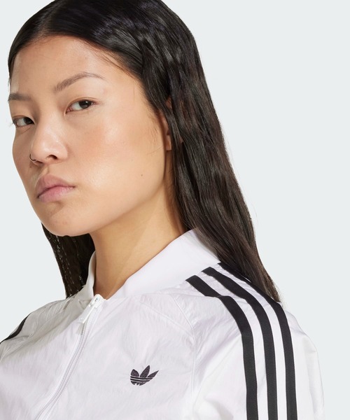 adidas（アディダス）の「アディカラー チームガイスト クロップド トラックトップ / ジャージ / トラックジャケット / アディダスオリジナルス adidas Originals（ナイロンジャケット・レディース・イエロー/ホワイト/グレー・XX-LARGE/LARGE/MEDIUM/SMALL/X-LARGE/X-SMALL）」の5枚目の写真