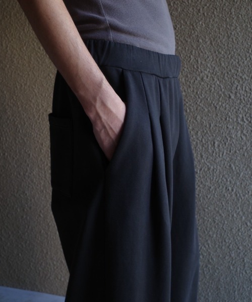 Toironier（トワロニエ）の「Toironier/トワロニエ/2tuck Sweat Pants（スウェットパンツ・メンズ・チャコールグレー/シルバー/ブラウン・0）」の18枚目の写真