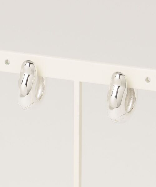 ANNIKA INEZ（アニカイネズ）の「ANNIKA INEZ Ample Hinge Hoops, Sml アニカ イネズ アンプル ヒンジ フープ ピアス スモール（ピアス（両耳用）・レディース・シルバー・FREE）」の9枚目の写真