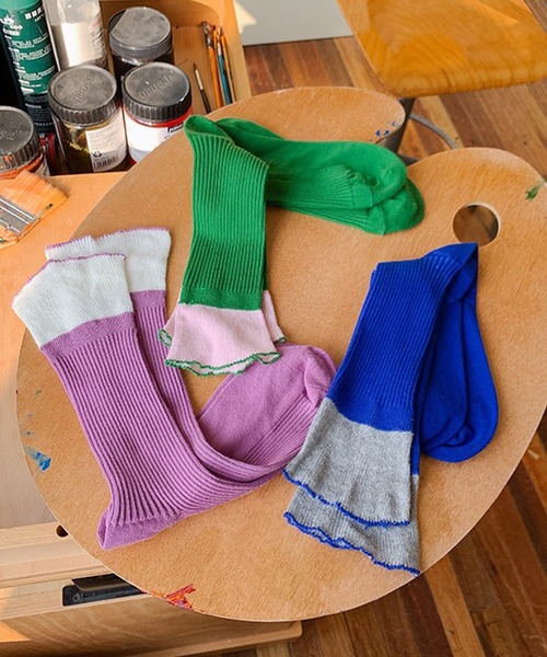 SANSeLF（サンセルフ）の「【SANSeLF】 バイカラーリブソックス メロウフリル シンプルロング丈 ストリートカジュアル saa25a011（ソックス/靴下・レディース・グリーン/ブラウン/グレー/パープル/オートミール・FREE）」の4枚目の写真