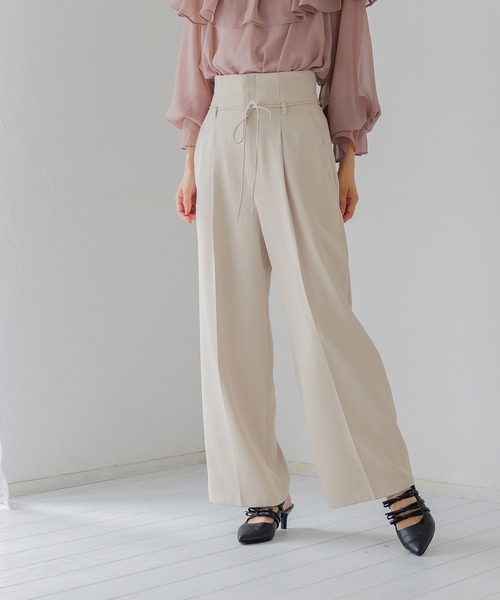 mysty woman(ミスティウーマン)の「リボンベルトタックパンツ2 583286(その他パンツ・レディース・ブラック/ブラウン系その他/ホワイト系その他・FREE)」の1枚目の写真