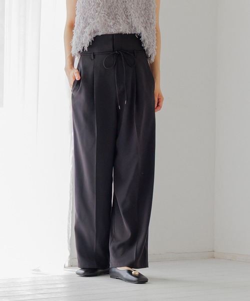 mysty woman(ミスティウーマン)の「リボンベルトタックパンツ2 583286(その他パンツ・レディース・ブラック/ブラウン系その他/ホワイト系その他・FREE)」の2枚目の写真