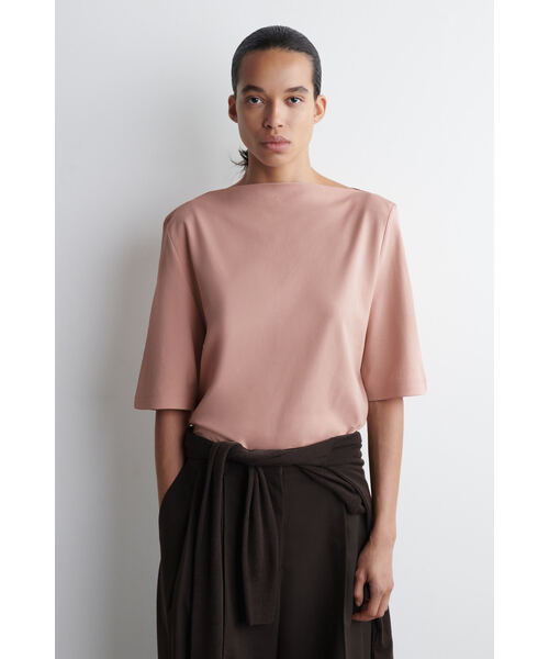 COS（コス）の「ボートネックコットンTシャツ（Tシャツ/カットソー・レディース・ネイビー/ライトピンク・XS/S/M/L）」の2枚目の写真