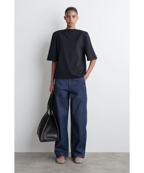 COS（コス）の「ボートネックコットンTシャツ（Tシャツ/カットソー・レディース・ネイビー/ライトピンク・XS/S/M/L）」の3枚目の写真