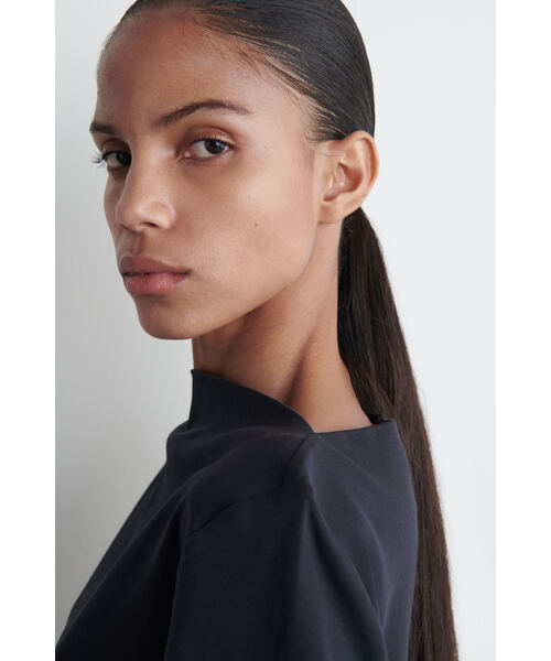 COS（コス）の「ボートネックコットンTシャツ（Tシャツ/カットソー・レディース・ネイビー/ライトピンク・XS/S/M/L）」の5枚目の写真