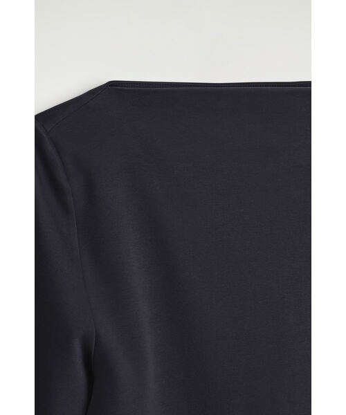 COS（コス）の「ボートネックコットンTシャツ（Tシャツ/カットソー・レディース・ネイビー/ライトピンク・XS/S/M/L）」の7枚目の写真