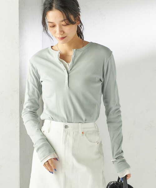 MILLER（ミラー）の「【SHIPS別注】miller: シアー ヘンリー ネック ロング スリーブ TEE（Tシャツ/カットソー・レディース・ブラウン/ホワイト/ダークグレー/ライトブルー/ネイビー/イエロー/ライトグリーン・ONE SIZE）」の4枚目の写真