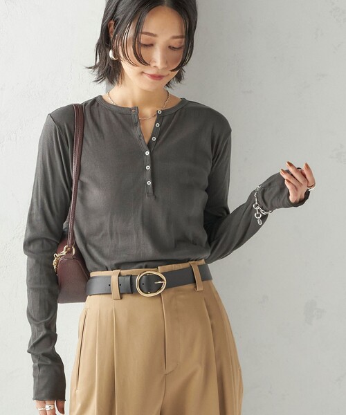 MILLER（ミラー）の「【SHIPS別注】miller: シアー ヘンリー ネック ロング スリーブ TEE（Tシャツ/カットソー・レディース・ブラウン/ホワイト/ダークグレー/ライトブルー/ネイビー/イエロー/ライトグリーン・ONE SIZE）」の3枚目の写真