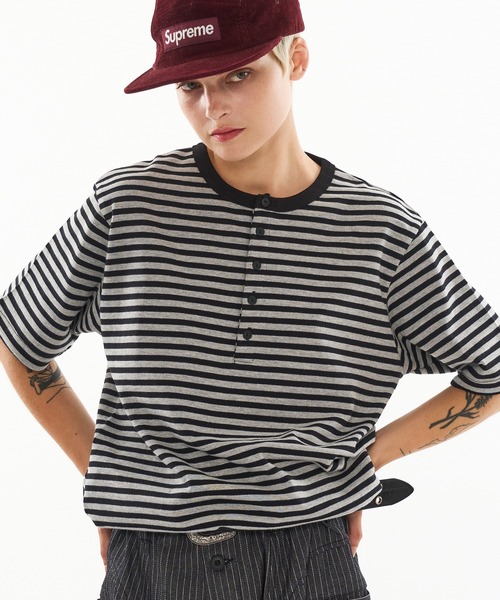 WISH FOR EVER（ウィッシュフォーエバー）の「DRAW CODE BORDER HENRY NECK T-SHIRT / ドローコードボーダーヘンリーネックTシャツ（Tシャツ/カットソー・メンズ・ブラウン/グレー/チャコールグレー・SMALL/MEDIUM/LARGE）」の3枚目の写真