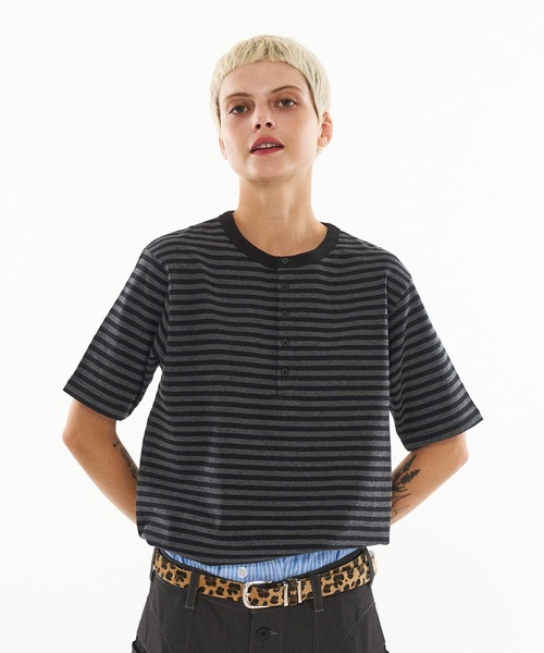 WISH FOR EVER（ウィッシュフォーエバー）の「DRAW CODE BORDER HENRY NECK T-SHIRT / ドローコードボーダーヘンリーネックTシャツ（Tシャツ/カットソー・メンズ・ブラウン/グレー/チャコールグレー・SMALL/MEDIUM/LARGE）」の2枚目の写真