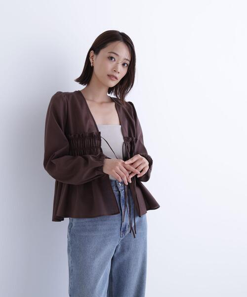 NATURAL BEAUTY BASIC(ナチュラルビューティーベーシック)の「◇Vネックシャーリングペプラムブラウス(シャツ/ブラウス・レディース・ダークブラウン/オフホワイト・SMALL/MEDIUM)」の2枚目の写真