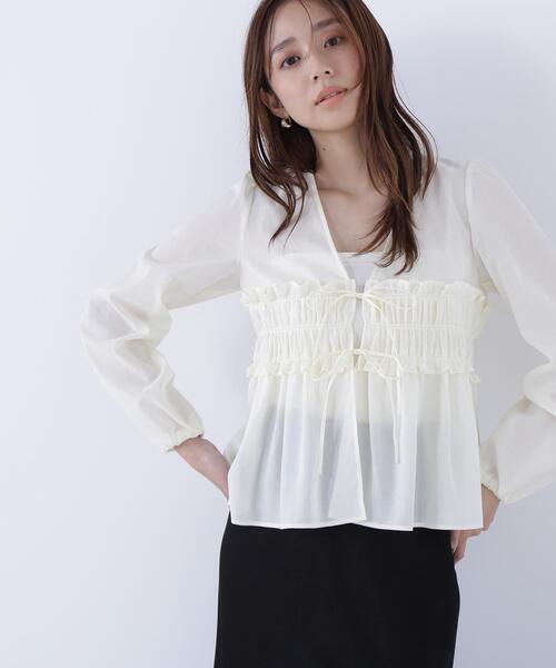 NATURAL BEAUTY BASIC(ナチュラルビューティーベーシック)の「◇Vネックシャーリングペプラムブラウス(シャツ/ブラウス・レディース・ダークブラウン/オフホワイト・SMALL/MEDIUM)」の1枚目の写真