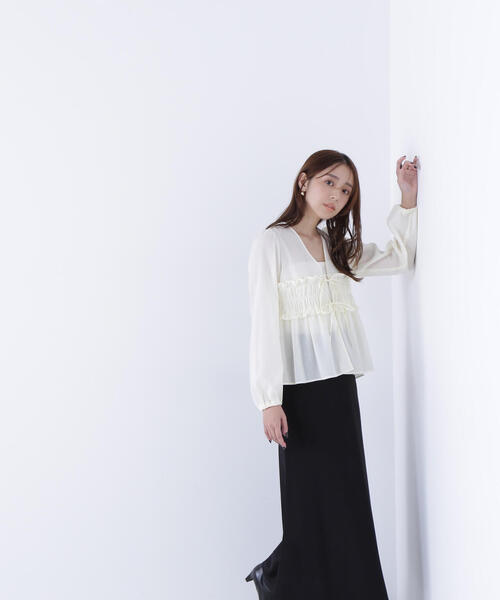 NATURAL BEAUTY BASIC（ナチュラルビューティーベーシック）の「◇Ｖネックシャーリングペプラムブラウス（シャツ/ブラウス・レディース・ダークブラウン/オフホワイト・SMALL/MEDIUM）」の17枚目の写真