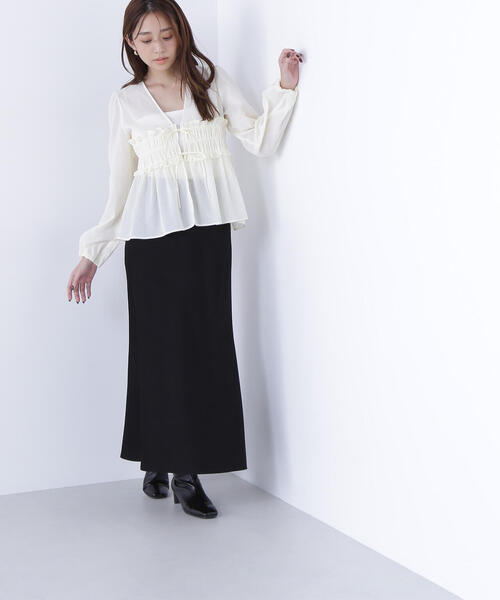 NATURAL BEAUTY BASIC（ナチュラルビューティーベーシック）の「◇Ｖネックシャーリングペプラムブラウス（シャツ/ブラウス・レディース・ダークブラウン/オフホワイト・SMALL/MEDIUM）」の16枚目の写真