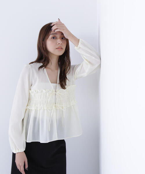 NATURAL BEAUTY BASIC（ナチュラルビューティーベーシック）の「◇Ｖネックシャーリングペプラムブラウス（シャツ/ブラウス・レディース・ダークブラウン/オフホワイト・SMALL/MEDIUM）」の15枚目の写真