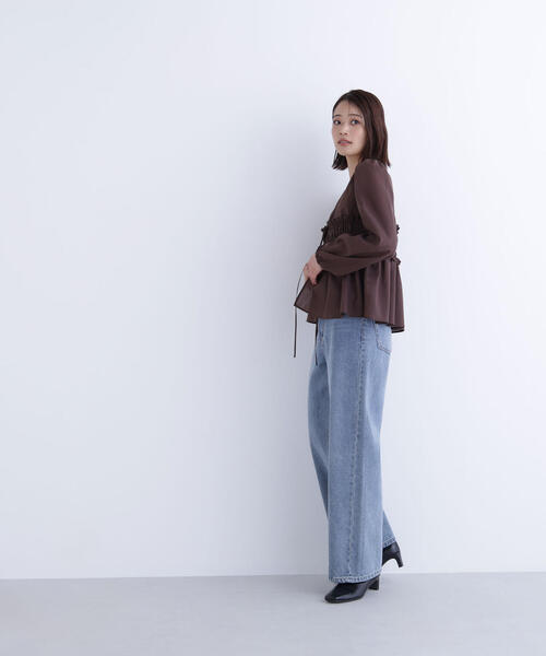 NATURAL BEAUTY BASIC（ナチュラルビューティーベーシック）の「◇Ｖネックシャーリングペプラムブラウス（シャツ/ブラウス・レディース・ダークブラウン/オフホワイト・SMALL/MEDIUM）」の7枚目の写真