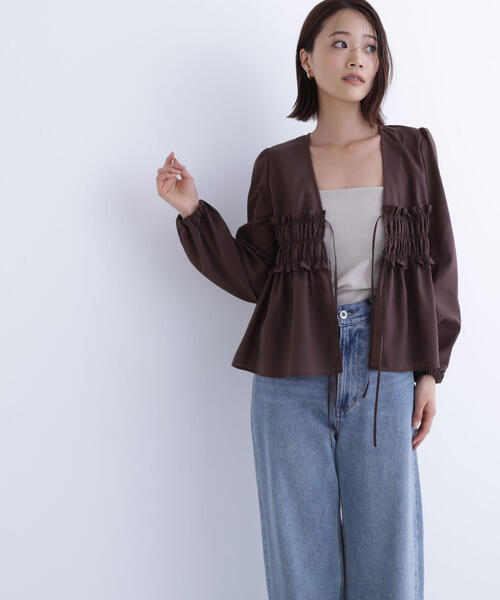 NATURAL BEAUTY BASIC（ナチュラルビューティーベーシック）の「◇Ｖネックシャーリングペプラムブラウス（シャツ/ブラウス・レディース・ダークブラウン/オフホワイト・SMALL/MEDIUM）」の6枚目の写真