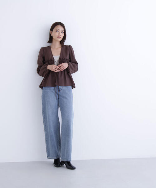 NATURAL BEAUTY BASIC（ナチュラルビューティーベーシック）の「◇Ｖネックシャーリングペプラムブラウス（シャツ/ブラウス・レディース・ダークブラウン/オフホワイト・SMALL/MEDIUM）」の5枚目の写真