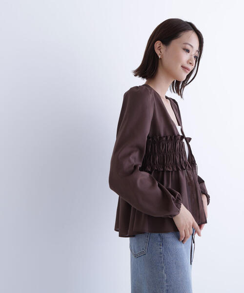 NATURAL BEAUTY BASIC（ナチュラルビューティーベーシック）の「◇Ｖネックシャーリングペプラムブラウス（シャツ/ブラウス・レディース・ダークブラウン/オフホワイト・SMALL/MEDIUM）」の4枚目の写真