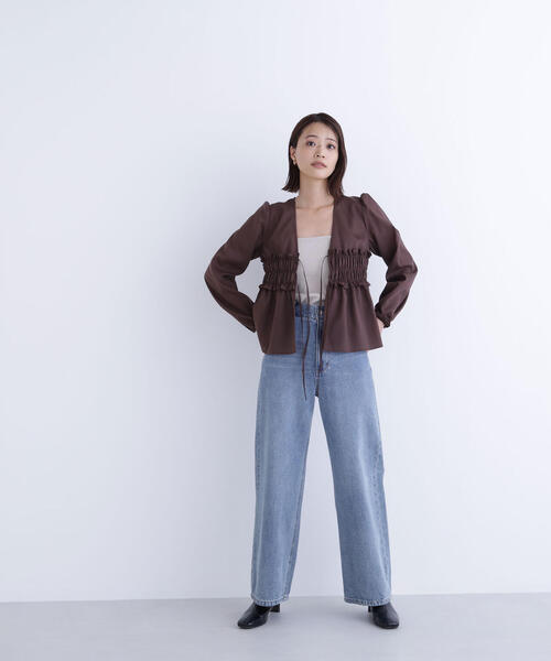 NATURAL BEAUTY BASIC（ナチュラルビューティーベーシック）の「◇Ｖネックシャーリングペプラムブラウス（シャツ/ブラウス・レディース・ダークブラウン/オフホワイト・SMALL/MEDIUM）」の3枚目の写真