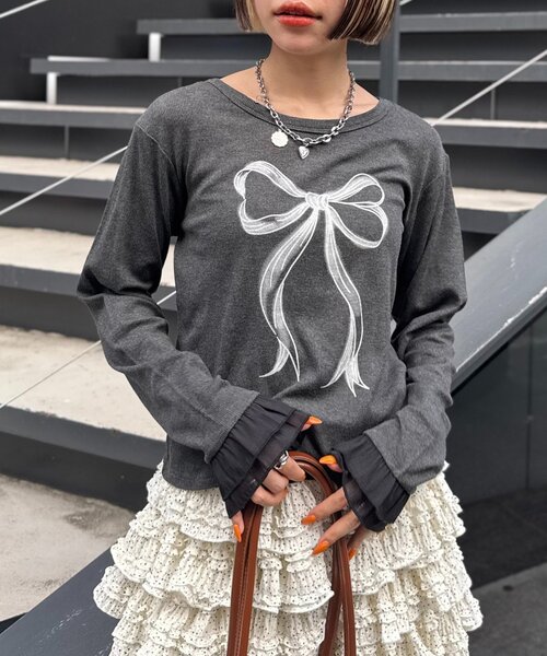 w closet（ダブルクローゼット）の「【25AW】袖フリルリボンロングTシャツ（Tシャツ/カットソー・レディース・オフホワイト/グレー/チャコールグレー/イエロー/パープル・FREE）」の3枚目の写真