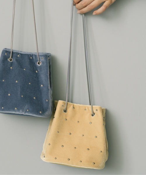 LAKOLE（ラコレ）の「ベロアスタッズ巾着バッグ / 587760（ショルダーバッグ・レディース・アイボリー/ブラック/ライトブルー・FREE）」の3枚目の写真