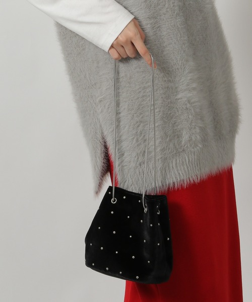 LAKOLE（ラコレ）の「ベロアスタッズ巾着バッグ / 587760（ショルダーバッグ・レディース・アイボリー/ブラック/ライトブルー・FREE）」の2枚目の写真