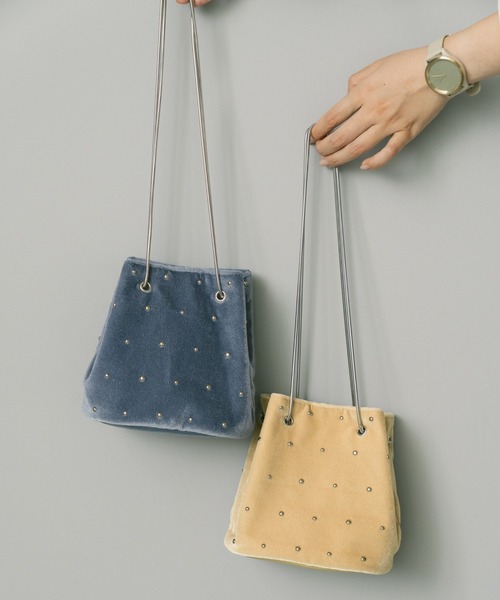 LAKOLE（ラコレ）の「ベロアスタッズ巾着バッグ / 587760（ショルダーバッグ・レディース・アイボリー/ブラック/ライトブルー・FREE）」の7枚目の写真