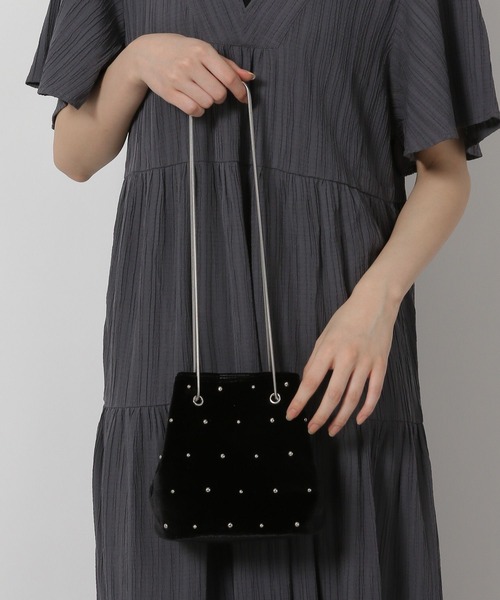 LAKOLE（ラコレ）の「ベロアスタッズ巾着バッグ / 587760（ショルダーバッグ・レディース・アイボリー/ブラック/ライトブルー・FREE）」の8枚目の写真